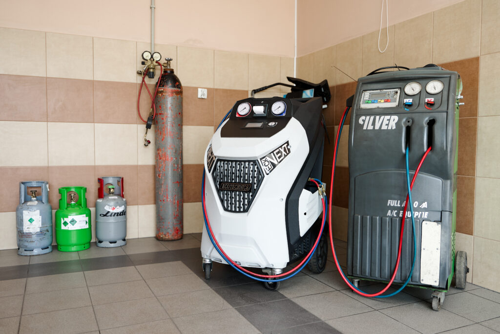 Stacje do serwisu klimatyzacji samochodowej w warsztacie Auto Serwis Wilczyński