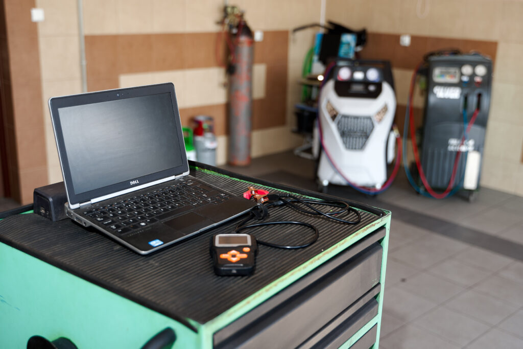 Diagnostyka komputerowa samochodu – laptop i tester diagnostyczny