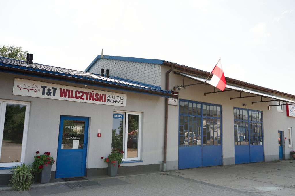 Budynek warsztatu Auto Serwis Wilczyński w Hucisku