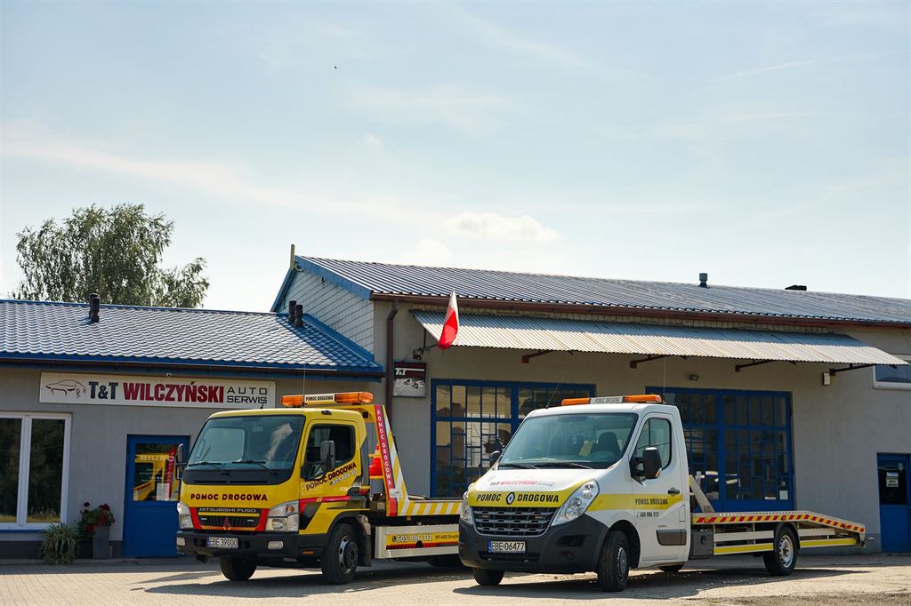 Lawety pomocy drogowej przed warsztatem Auto Serwis Wilczyński
